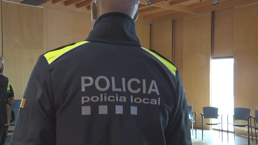 nous uniformes de la Policia Local i Mossos